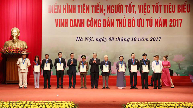 Hà Nội vinh danh 10 công dân Thủ đô ưu tú năm 2017 (Thời sự trưa 08/10/2017)